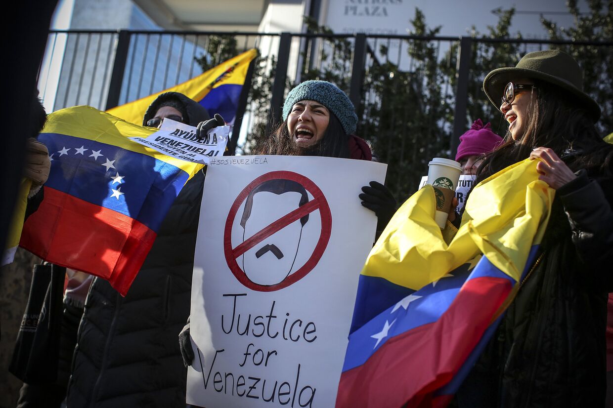 Венесуэльцы принимают участие в акции протеста перед зданием ООН 26 января 2019 года в Нью-Йорке