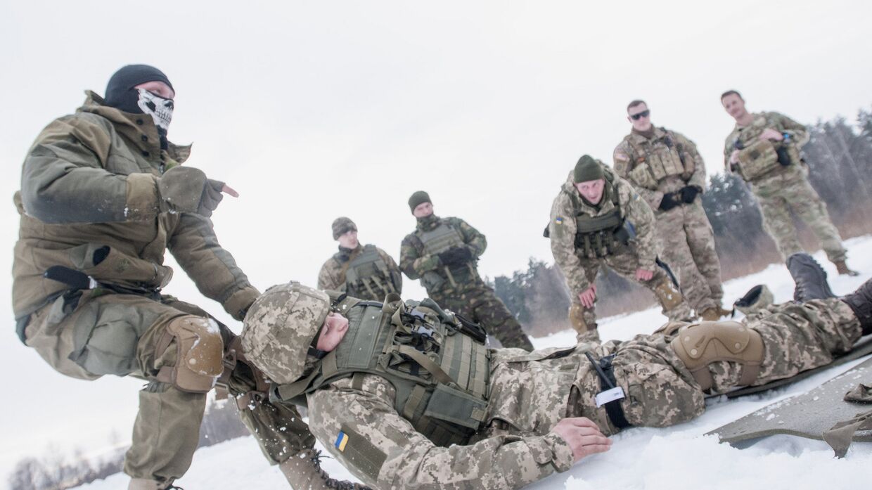 Полевые занятия в центре боевой подготовки недалеко от Яворова, Украина