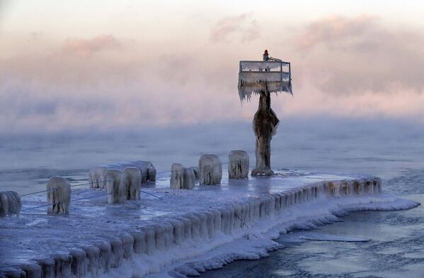 Замерзшая пристань на озере Мичиган в Чикаго