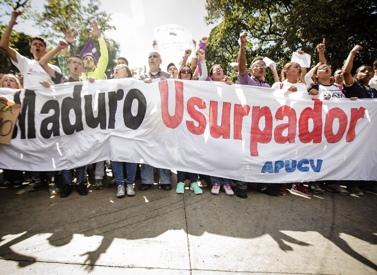 Митингующие сторонники лидера оппозиции Хуана Гуайдо