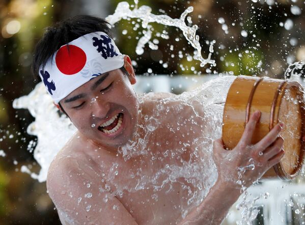 Обливания холодной водой во время ежегодной церемонии в Токио