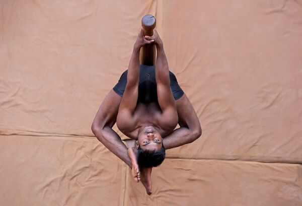 Участник соревнований по традиционной индийской гимнастике в Ахмадабаде, Индия