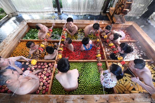 Люди принимают фруктовые ванны в Ханчжоу