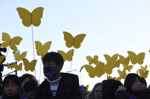 Участники похоронной церемонии одной из бывших южнокорейских «женщин для утешения» в Сеуле