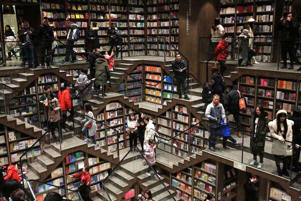 Посетители книжного магазина в Чунцине