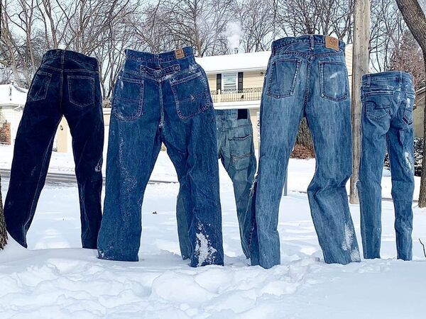 Замерзшие джинсы во время аномальных морозов в Сент-Энтони-Виллидж