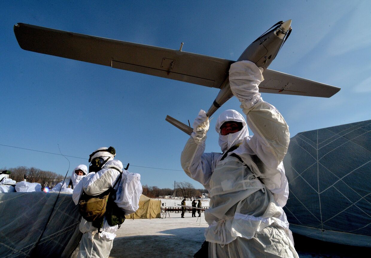 Десантник во время работы с беспилотным летательным аппаратом Гранат-2