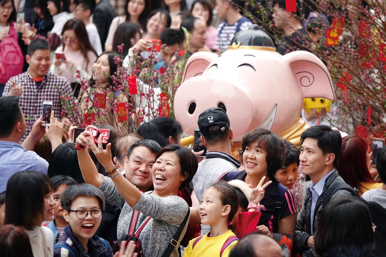 Посетители цветочной ярмарки в преддверии китайского Нового года в Гуанчжоу