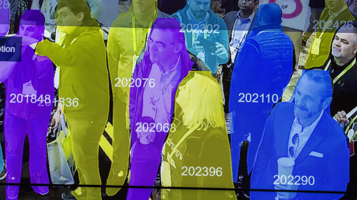 Демонстрация системы распознавания лиц, основанной на использовании искусственного интеллекта на выставке Лас-Вегасе