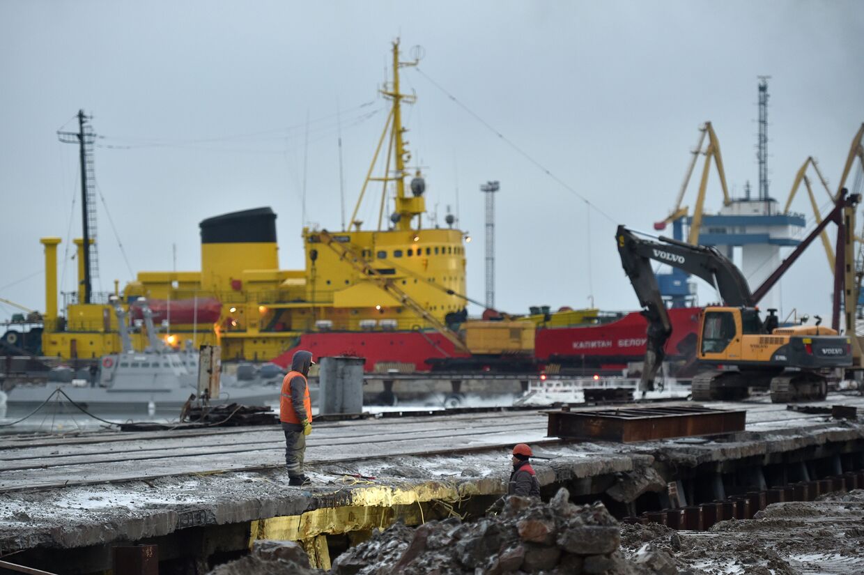 Рабочие в терминале Мариупольского порта