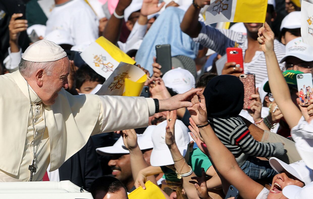 Папа Франциск приветствует людей в Абу-Даби
