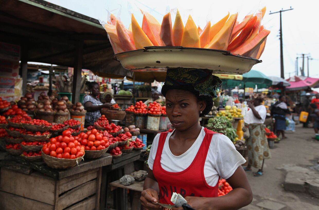 Женщина на рынке в Лагосе, Нигерия