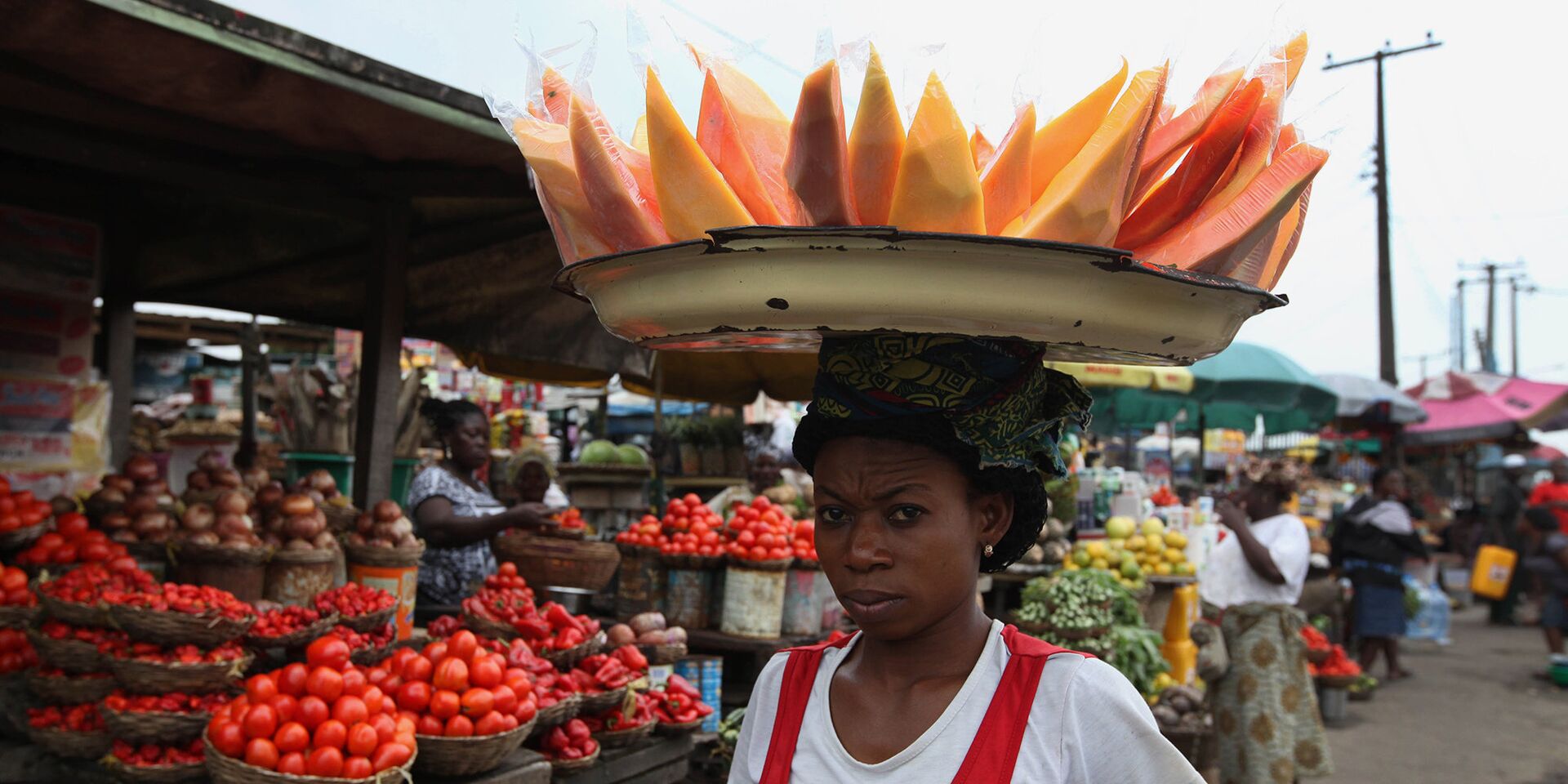 Женщина на рынке в Лагосе, Нигерия - ИноСМИ, 1920, 14.09.2020