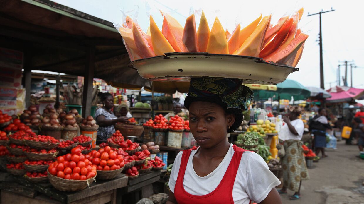 Женщина на рынке в Лагосе, Нигерия