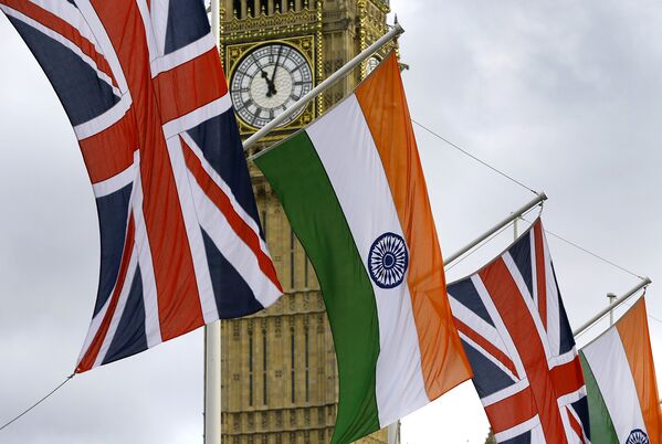 Флаги Союза и Индии на Парламентской площади в Лондоне