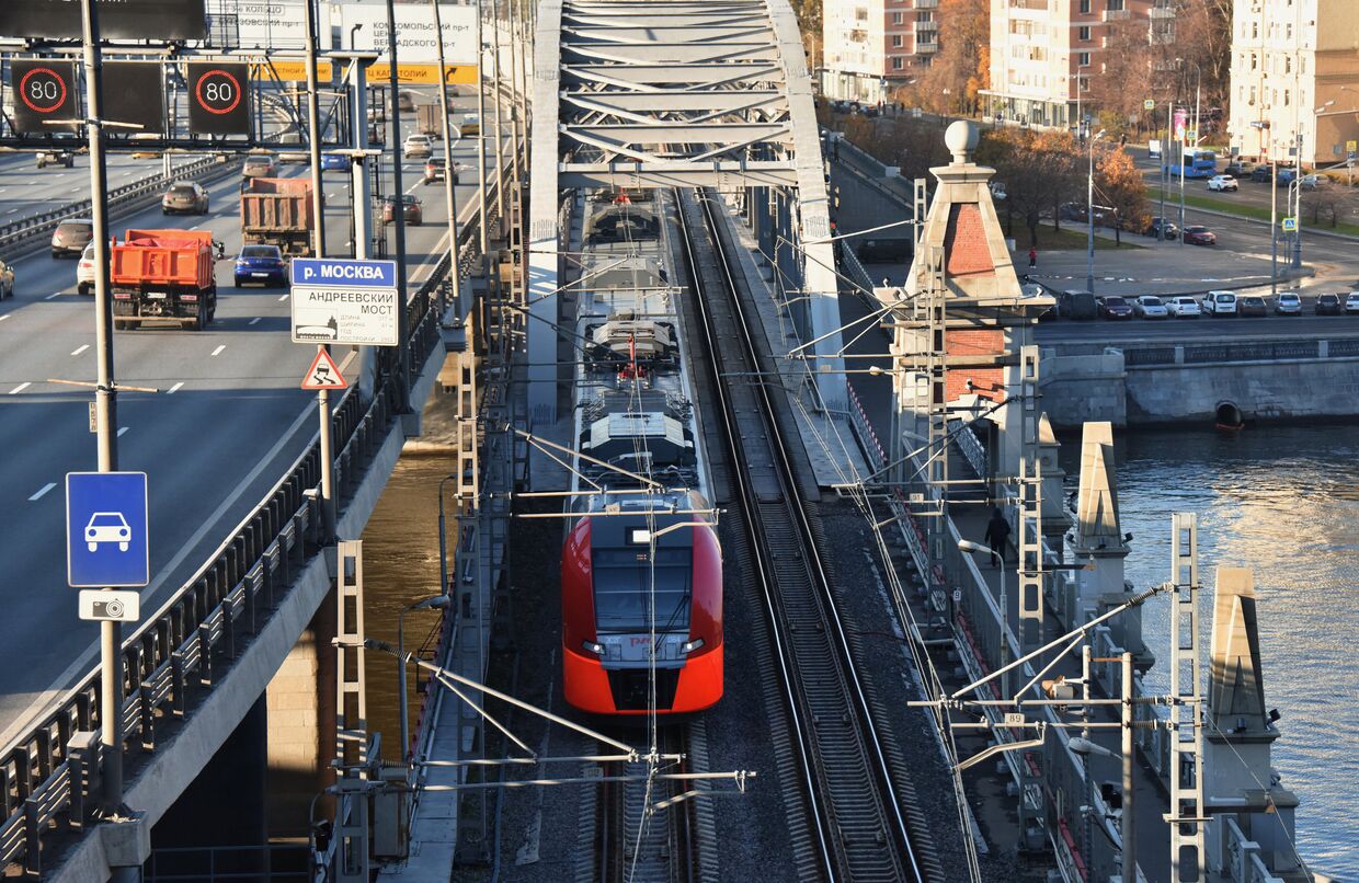 Электропоезд Ласточка на участке Московского центрального кольца на Андреевском мосту