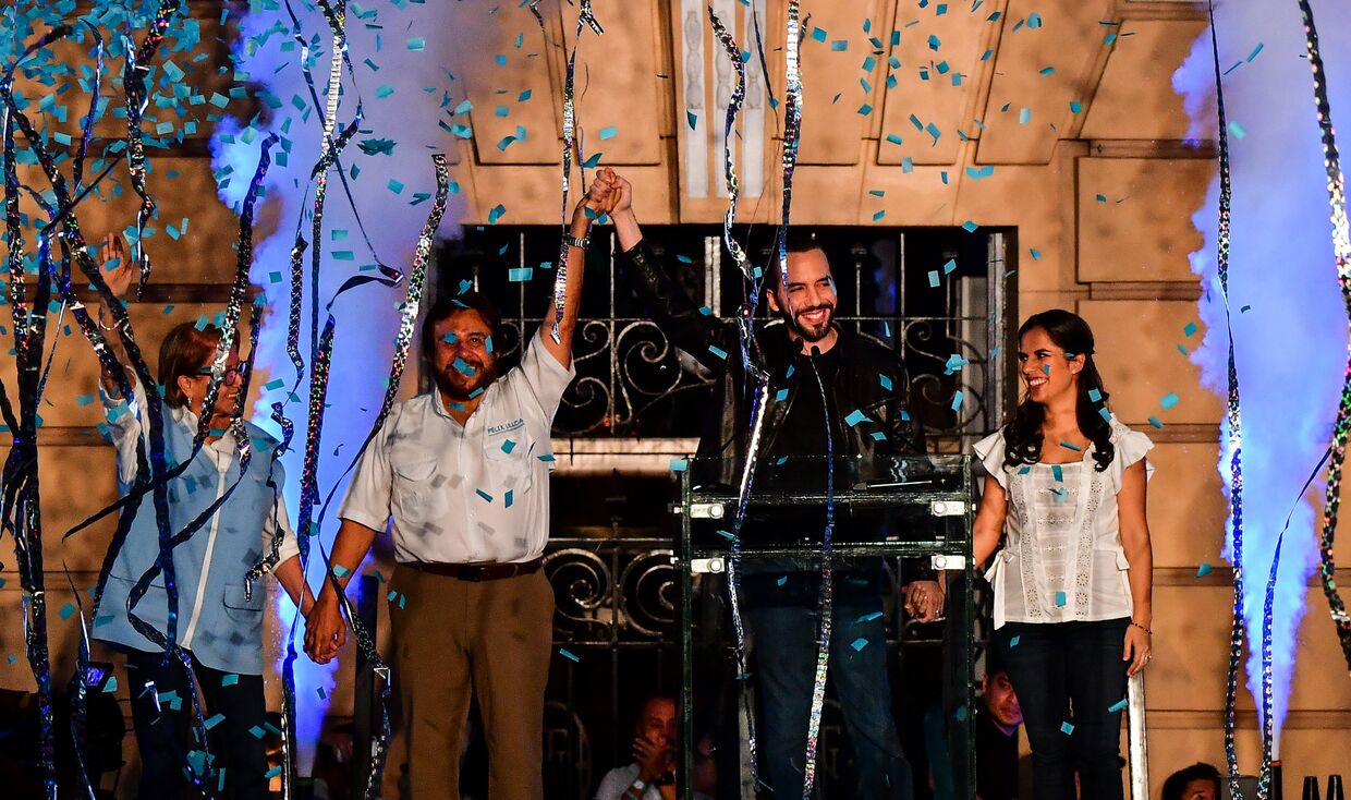 Наиб Букеле с женой и вице-президентом празднуют победу на президентских выборах в Сальвадоре