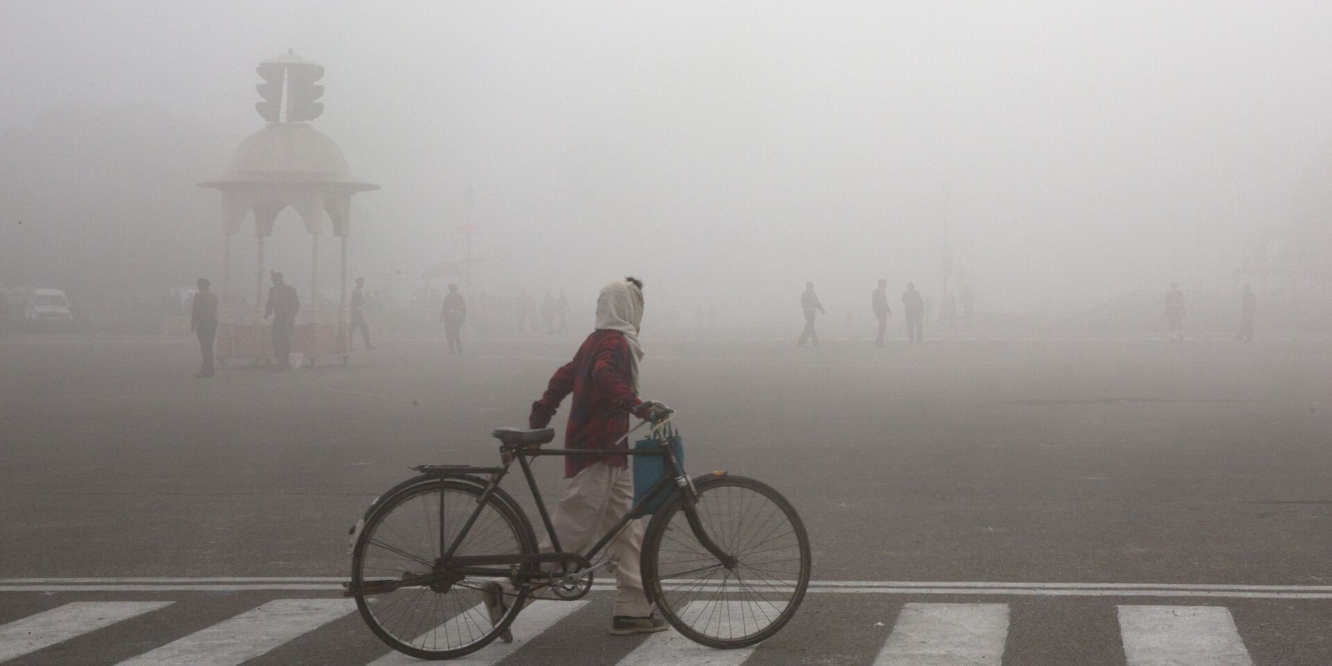 Велосипедист во время утреннего смога в Нью-Дели, Индия - ИноСМИ, 1920, 04.12.2022