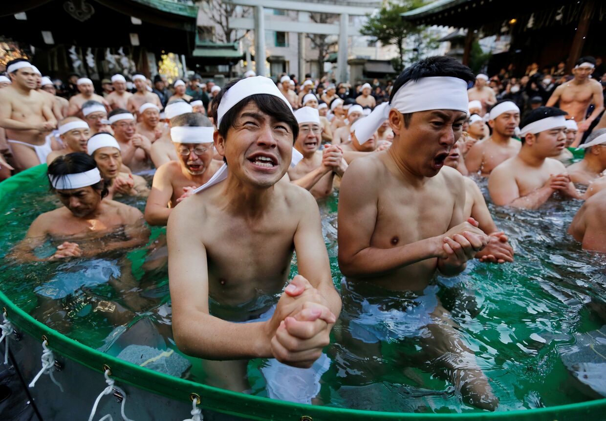 Японцы молятся в холодной воде ради очищения душ
