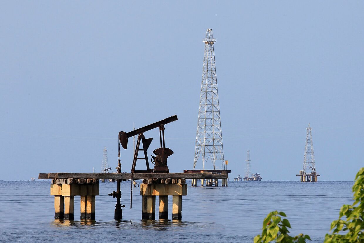 Добыча нефти на озере Маракайбо в Кабимасе, Венесуэла