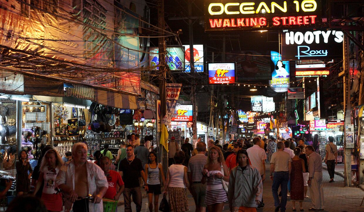 Ночная улица в Паттайе, Таиланд