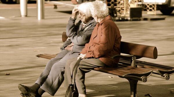 Пожилые люди 