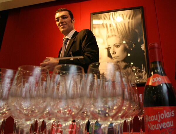 Перед началом дегустации молодого французского вина на празднике Beaujolais Nouveau в посольстве Франции в Москве Перед началом дегустации молодого французского вина на празднике Beaujolais Nouveau в посольстве Франции в Москве