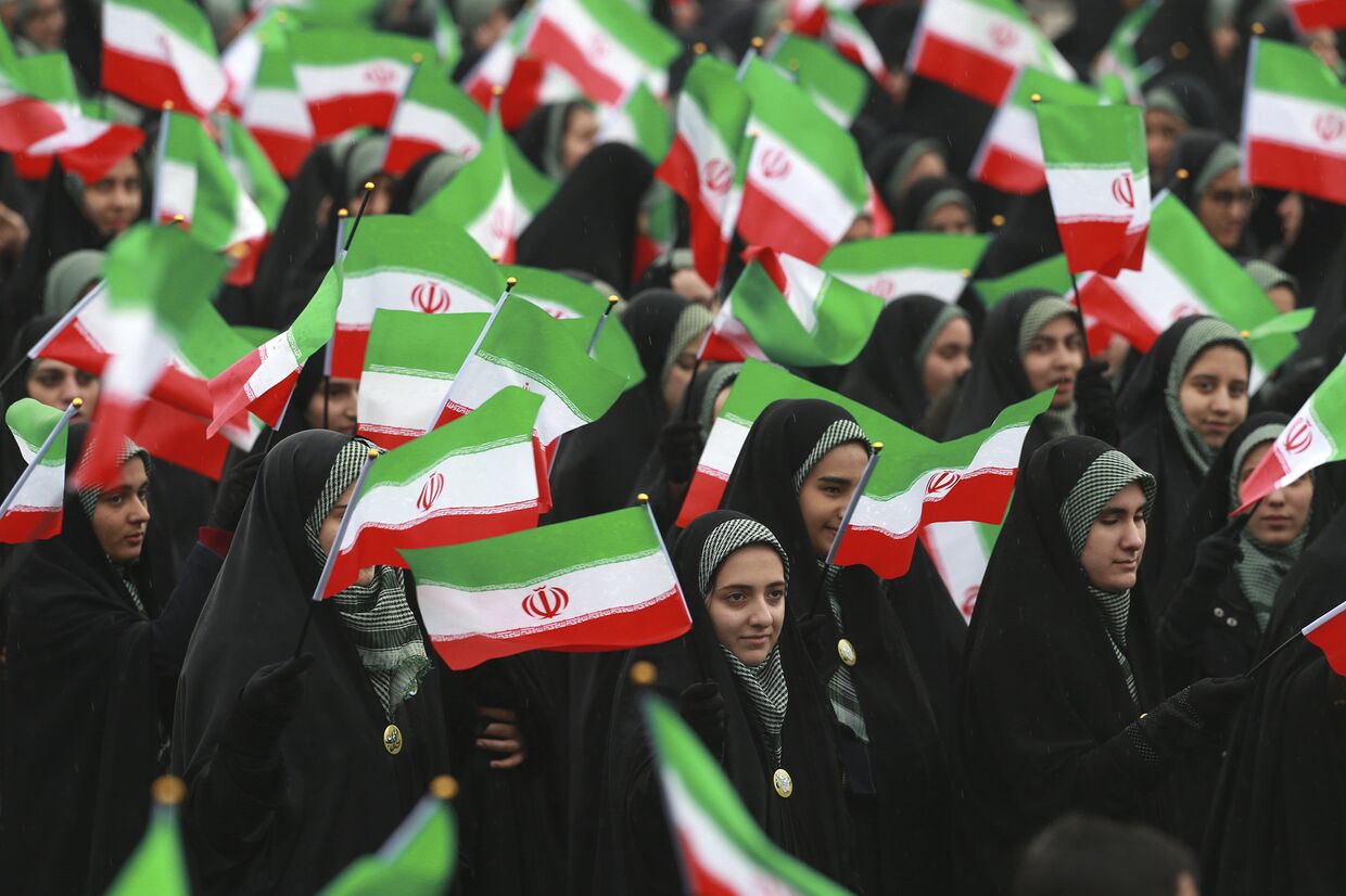 Участники церемонии по случаю 40-й годовщины Исламской революции в Тегеране