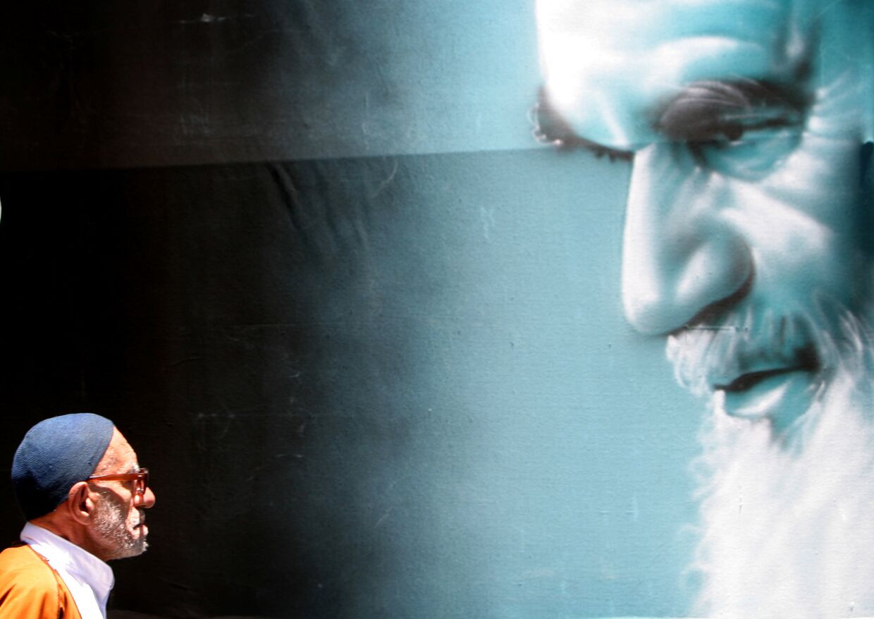 Плакат с изображением покойного лидера Ирана Рухоллы Хомейни в Тегеране
