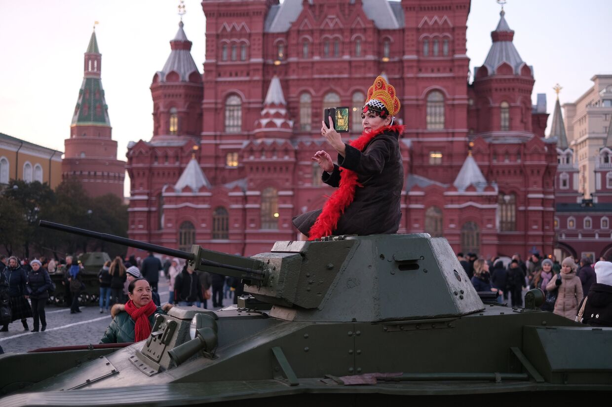 Женщина на Красной площади в Москве, где прошел посвященный 77-летию военного парада 1941 года марш