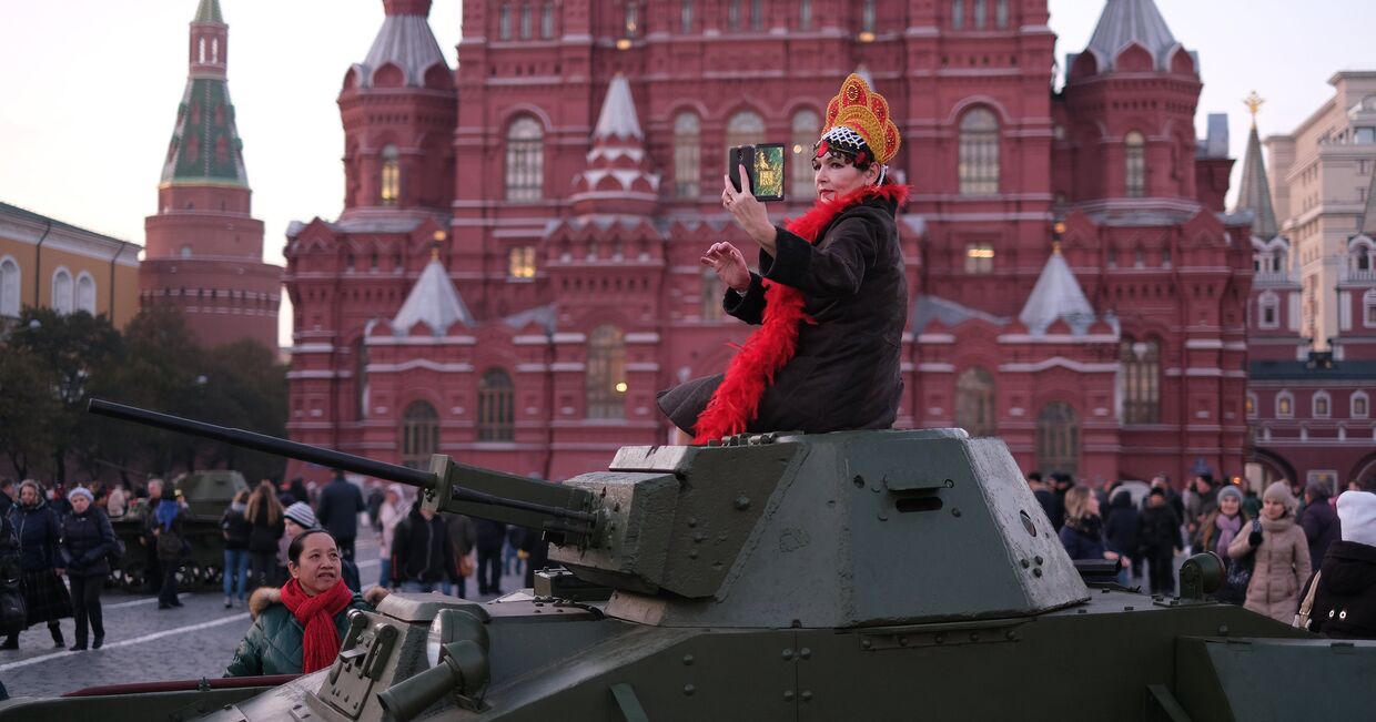 Женщина на Красной площади в Москве, где прошел посвященный 77-летию военного парада 1941 года марш