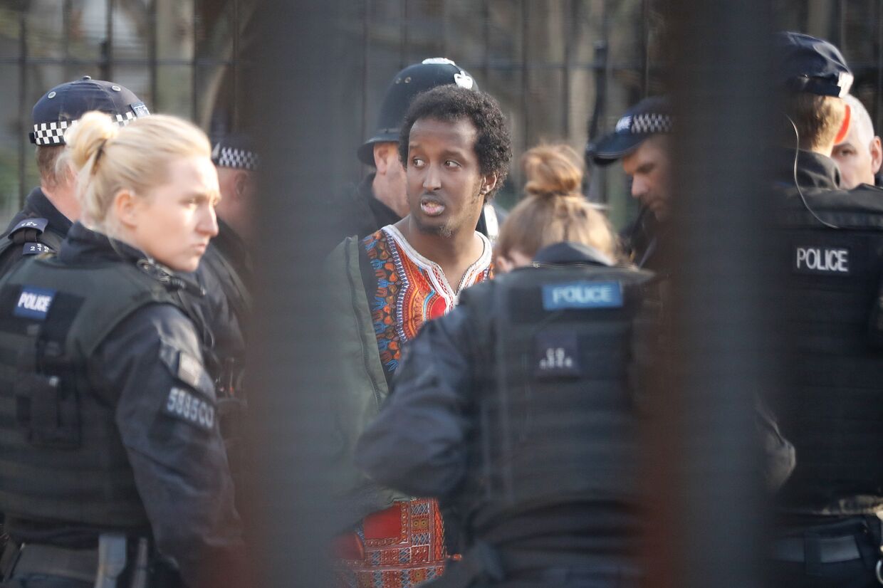 Задержанный полицией мужчина у здания парламента в Лондоне