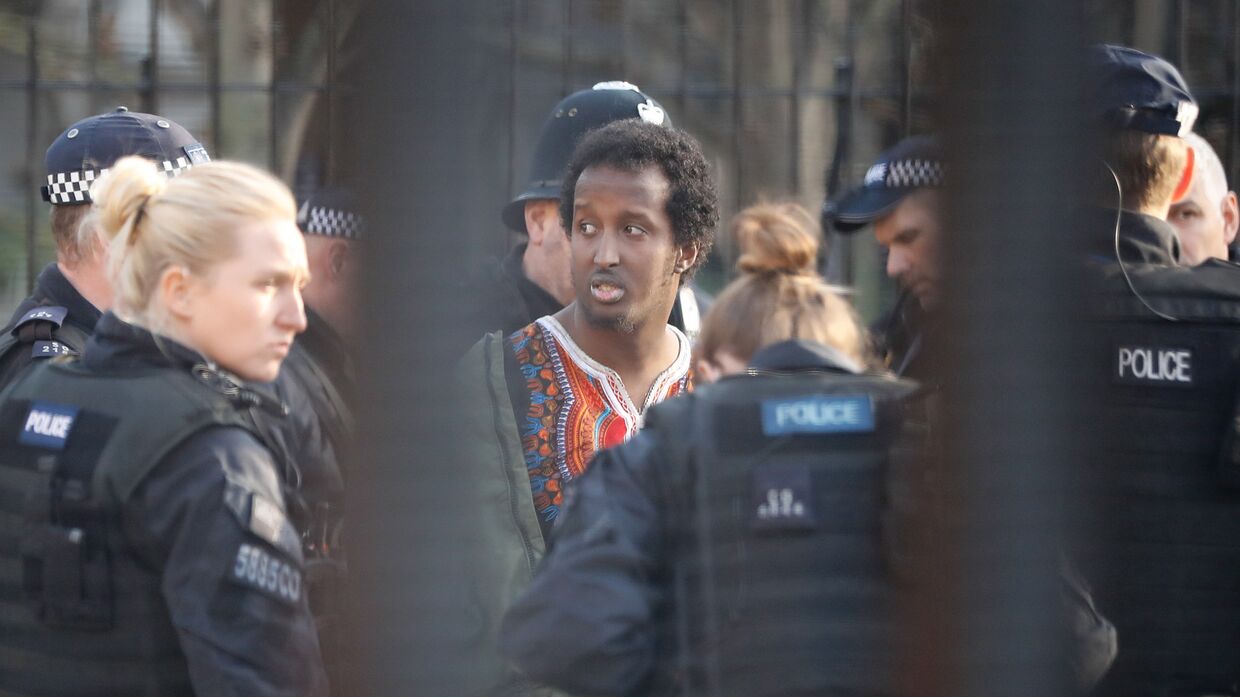 Задержанный полицией мужчина у здания парламента в Лондоне