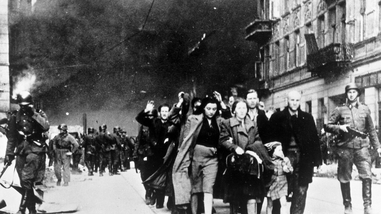Жителей Варшавского гетто отправляют в лагерь смерти Треблинка