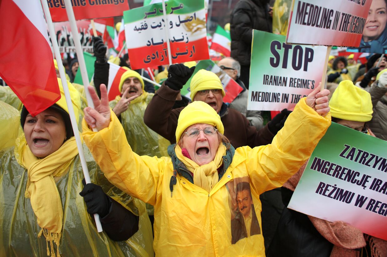 Члены иранской общины в Европе на митинге во время саммита, посвященного Ближнему Востоку и Ирану в Варшаве