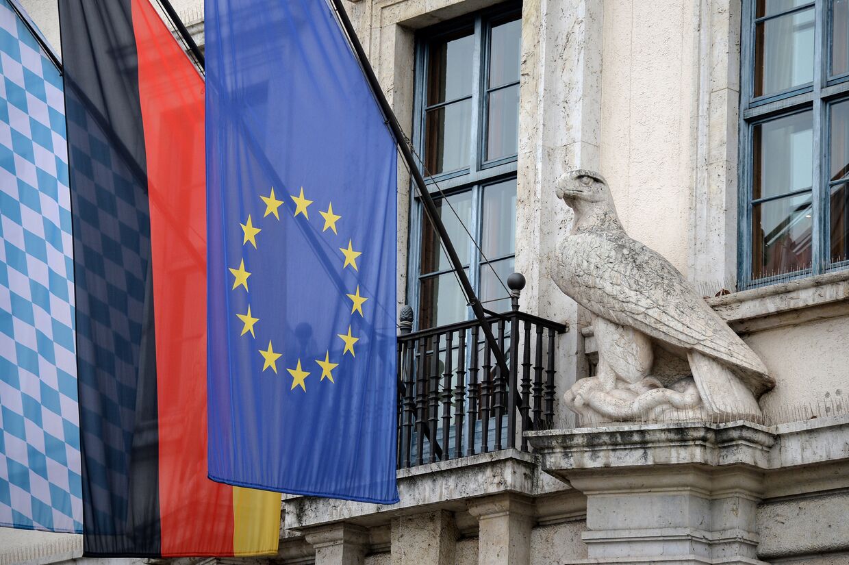 Флаги Баварии, Германии и Евросоюза на правительственном здании