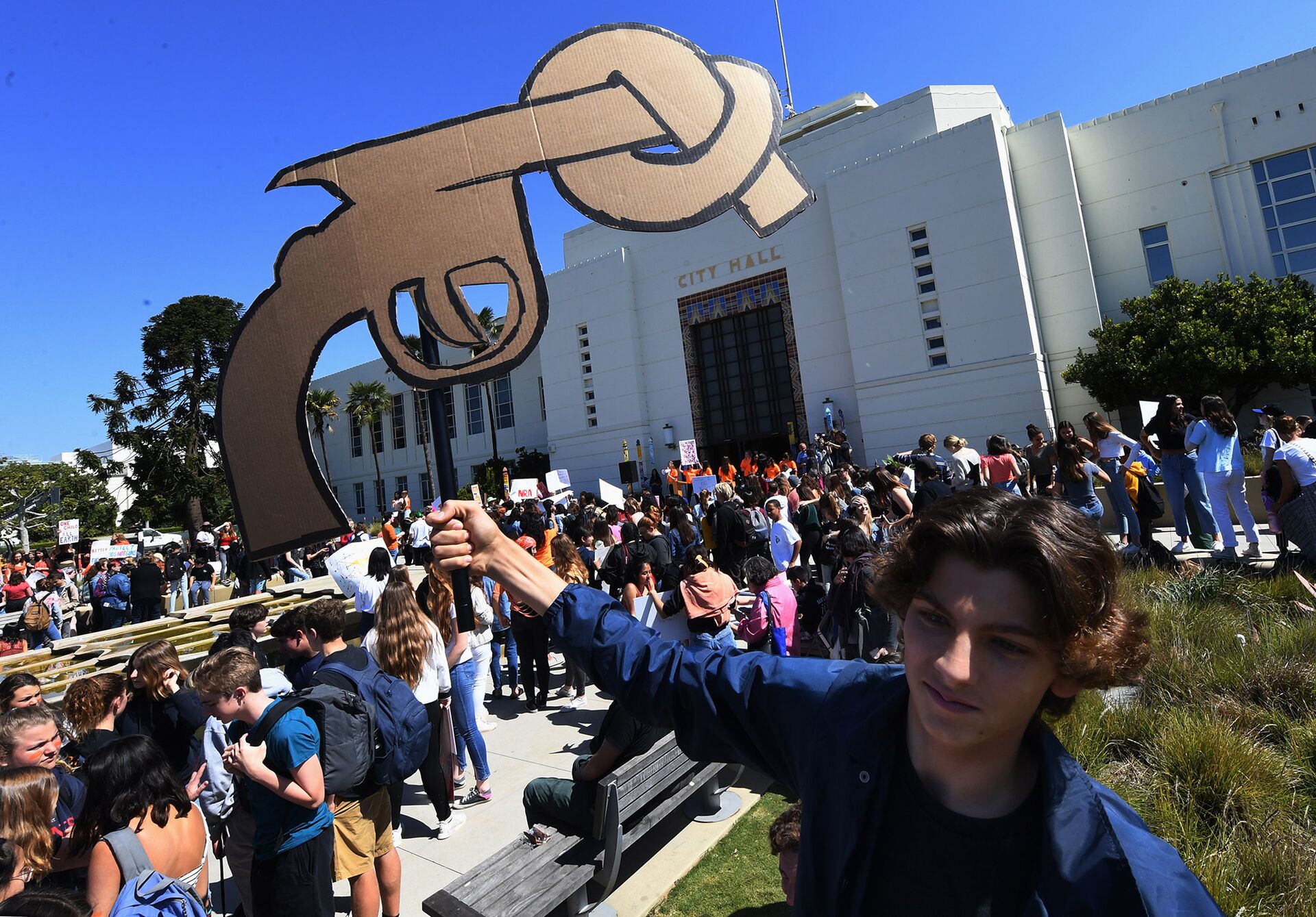 Акция студентов о предотвращении насилия с оружием в школе в Санта-Монике - ИноСМИ, 1920, 15.02.2019