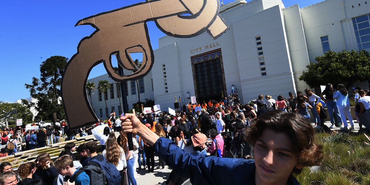 Акция студентов о предотвращении насилия с оружием в школе в Санта-Монике