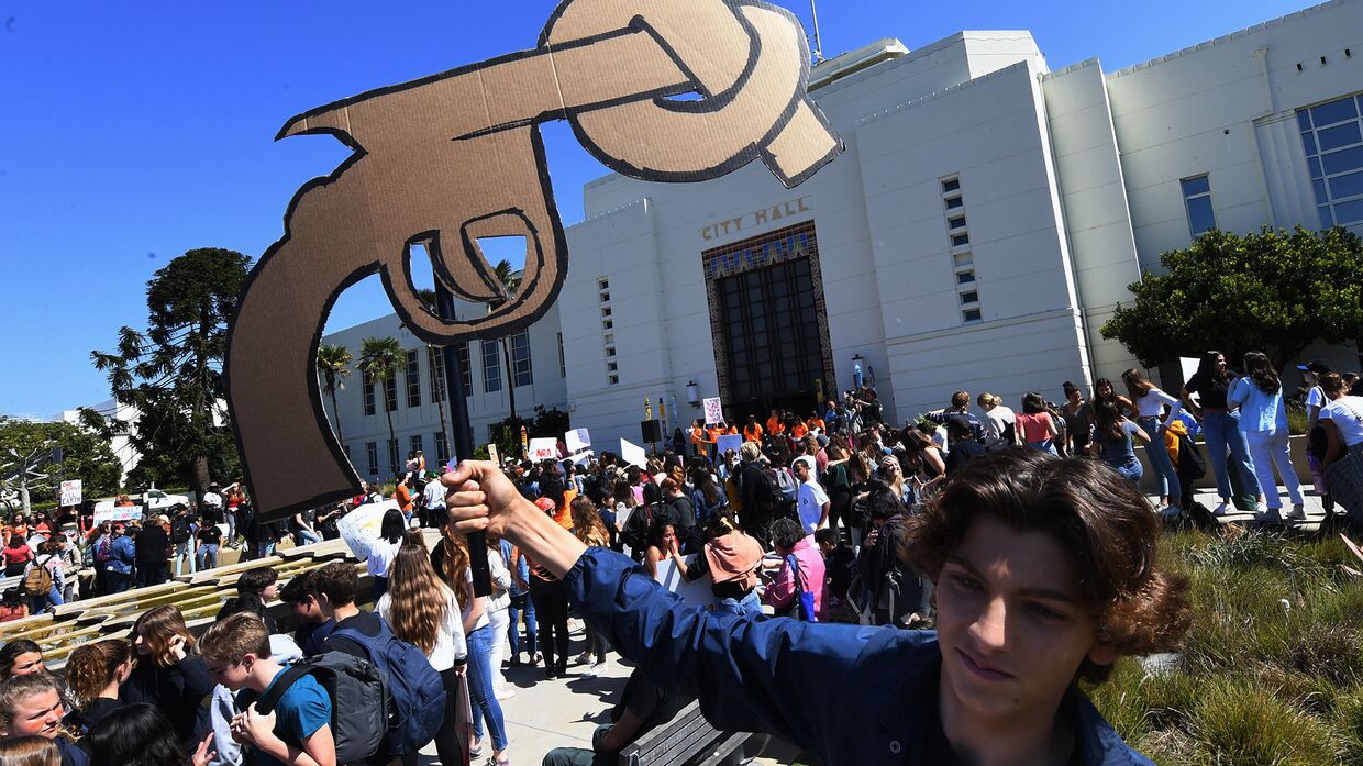 Акция студентов о предотвращении насилия с оружием в школе в Санта-Монике
