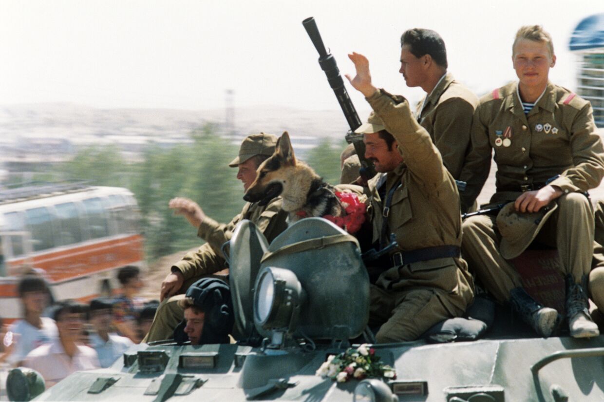 Начался поэтапный вывод ограниченного военного контингента советских войск из Афганистана
