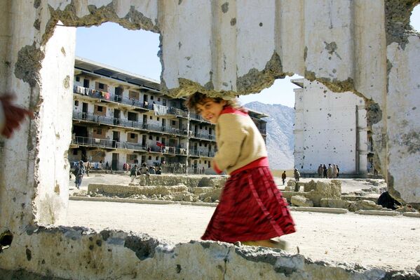 Афганская девочка у разрушенной стены бывшего советского посольства в Кабуле