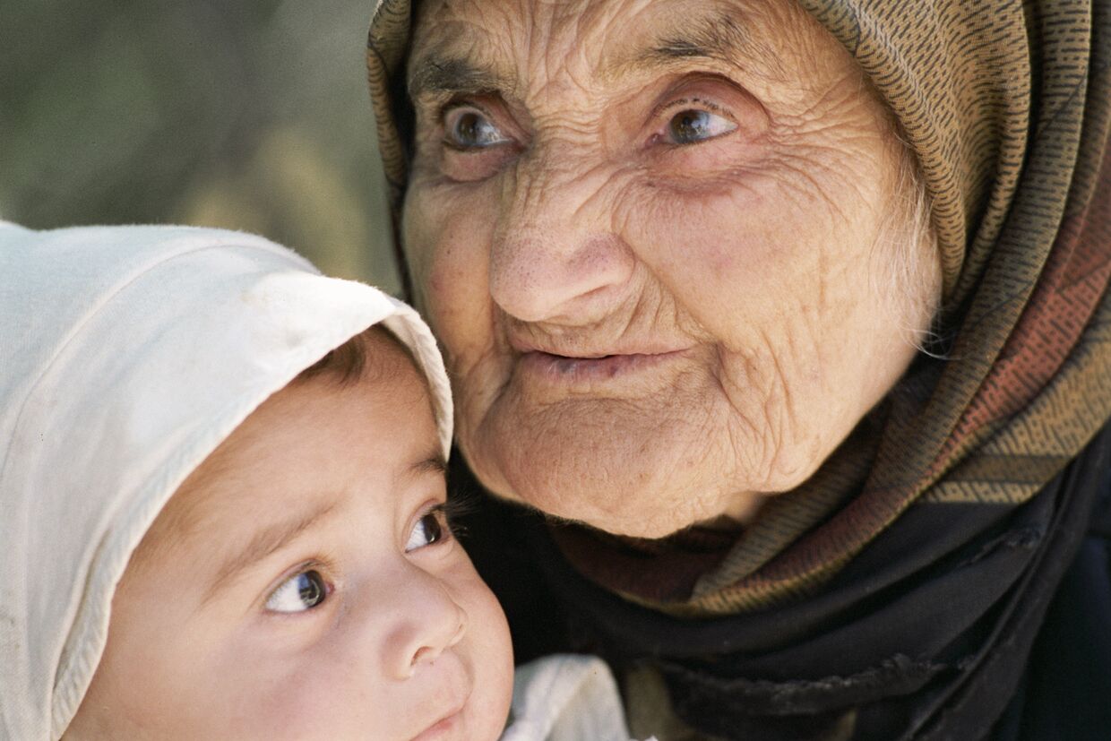 104-летняя жительница селения Верхний Джагал с ребенком.