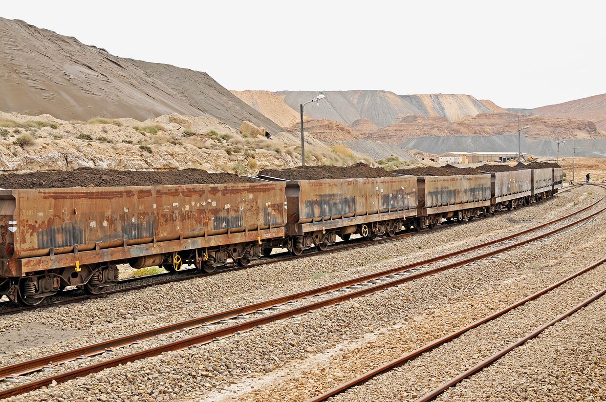 Поезд груженный фосфоритом в Метлауи, Тунис