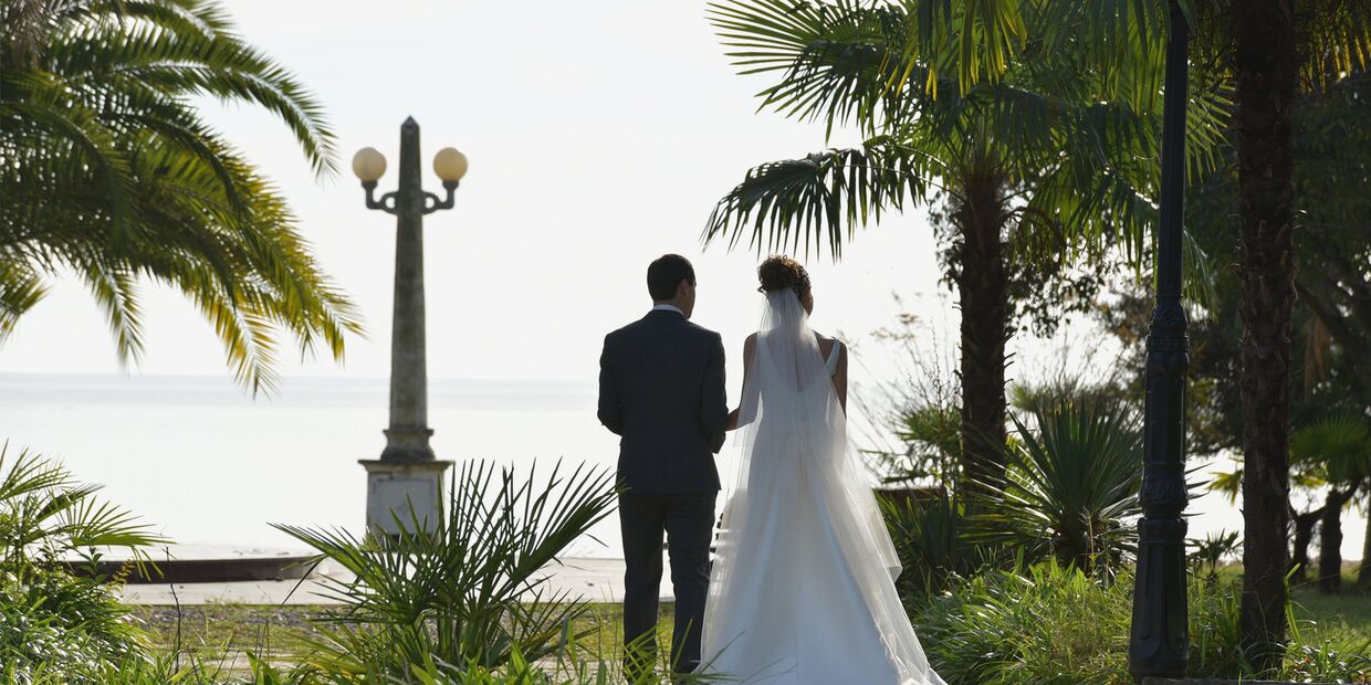 Молодожены