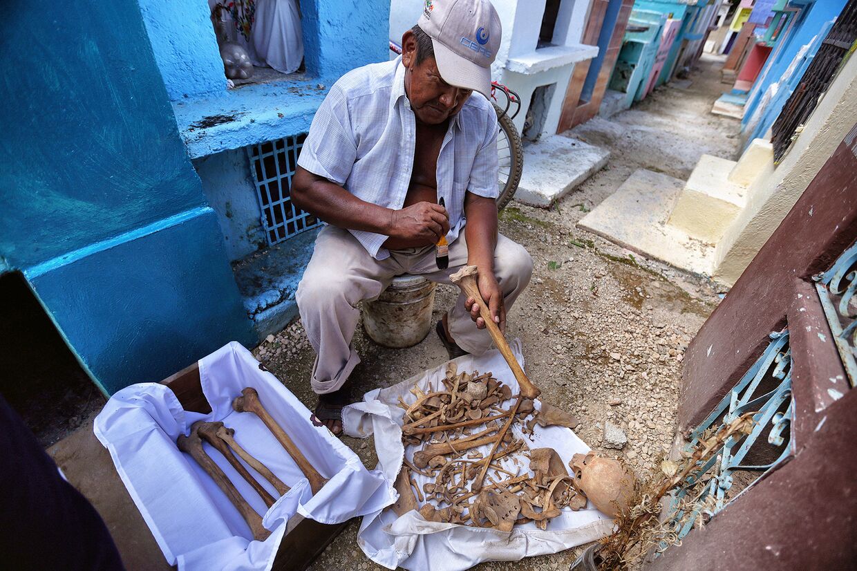 Житель общины Майя во время ритуала, предшествующего празднованию Дня мертвых в штате Кампече