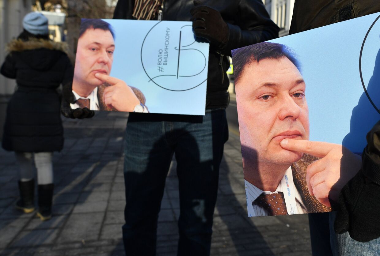 Участники пикета в поддержку руководителя портала РИА Новости Украина Кирилла Вышинского