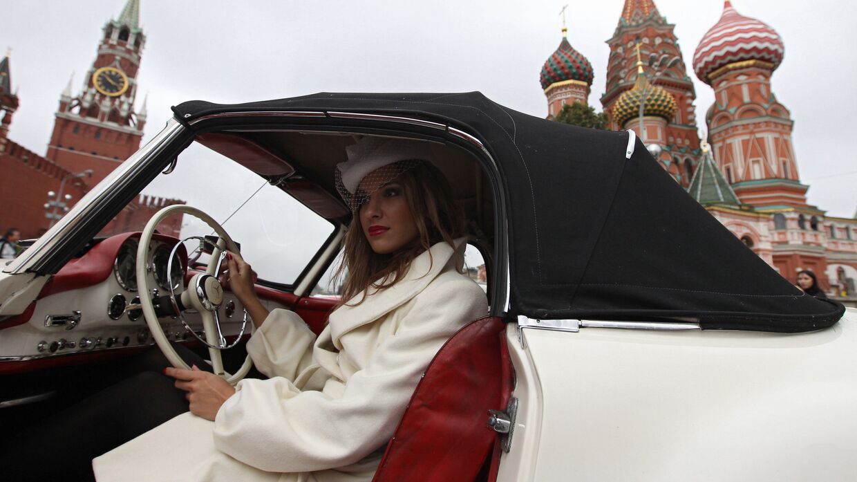 Девушка в автомобиле Mercedes-Benz 190 на Красной площади
