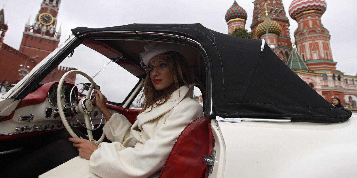 Девушка в автомобиле Mercedes-Benz 190 на Красной площади