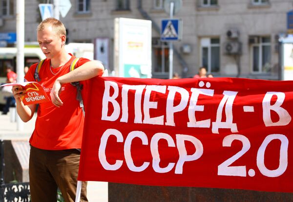 Участник общественного движения Суть времени во время первомайского шествия в Ростове-на-Дону Участник общественного движения Суть времени во время первомайского шествия в Ростове-на-Дону