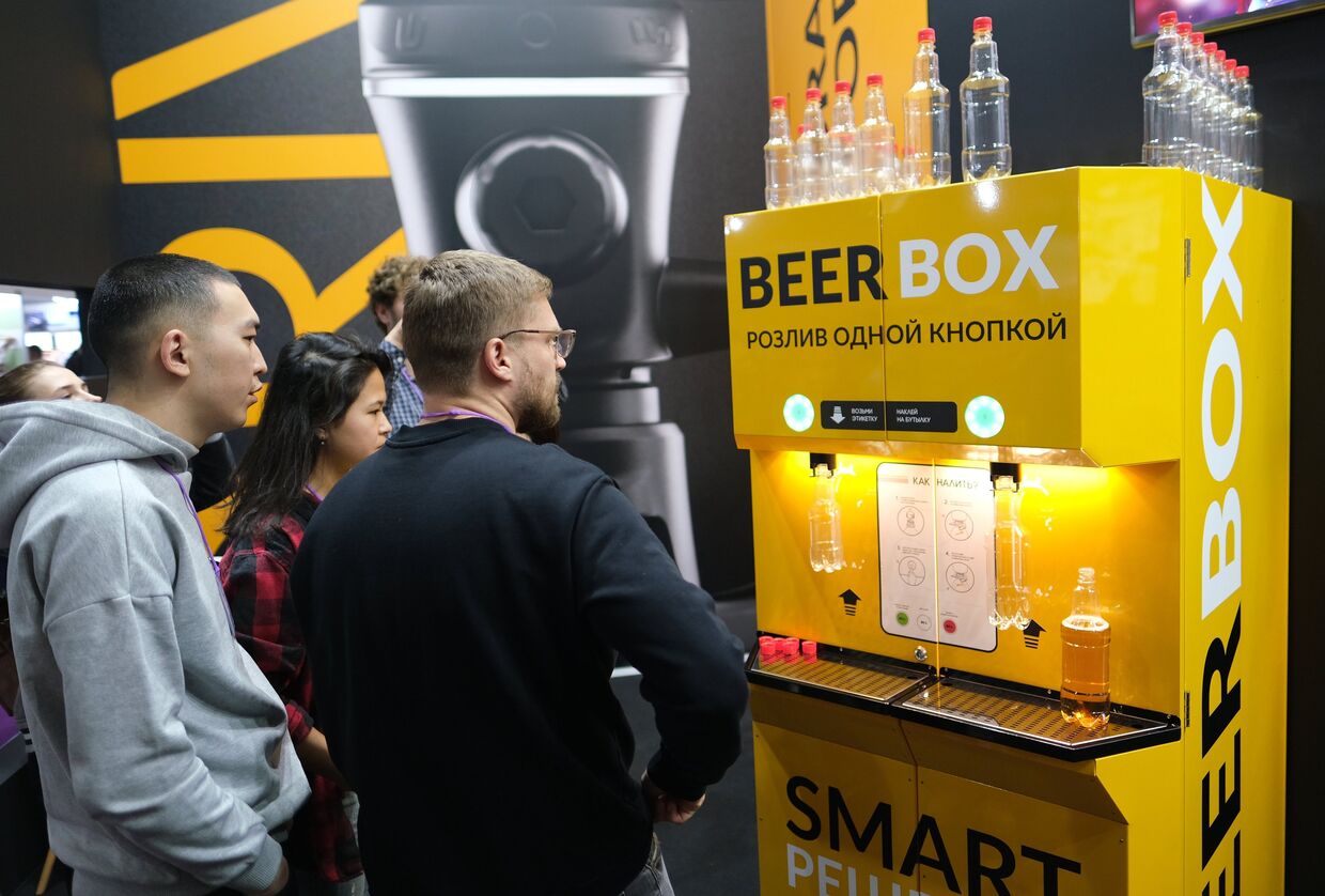 Аппарат для автоматического розлива пива в пластиковые бутылки на Международной выставке индустрии напитков